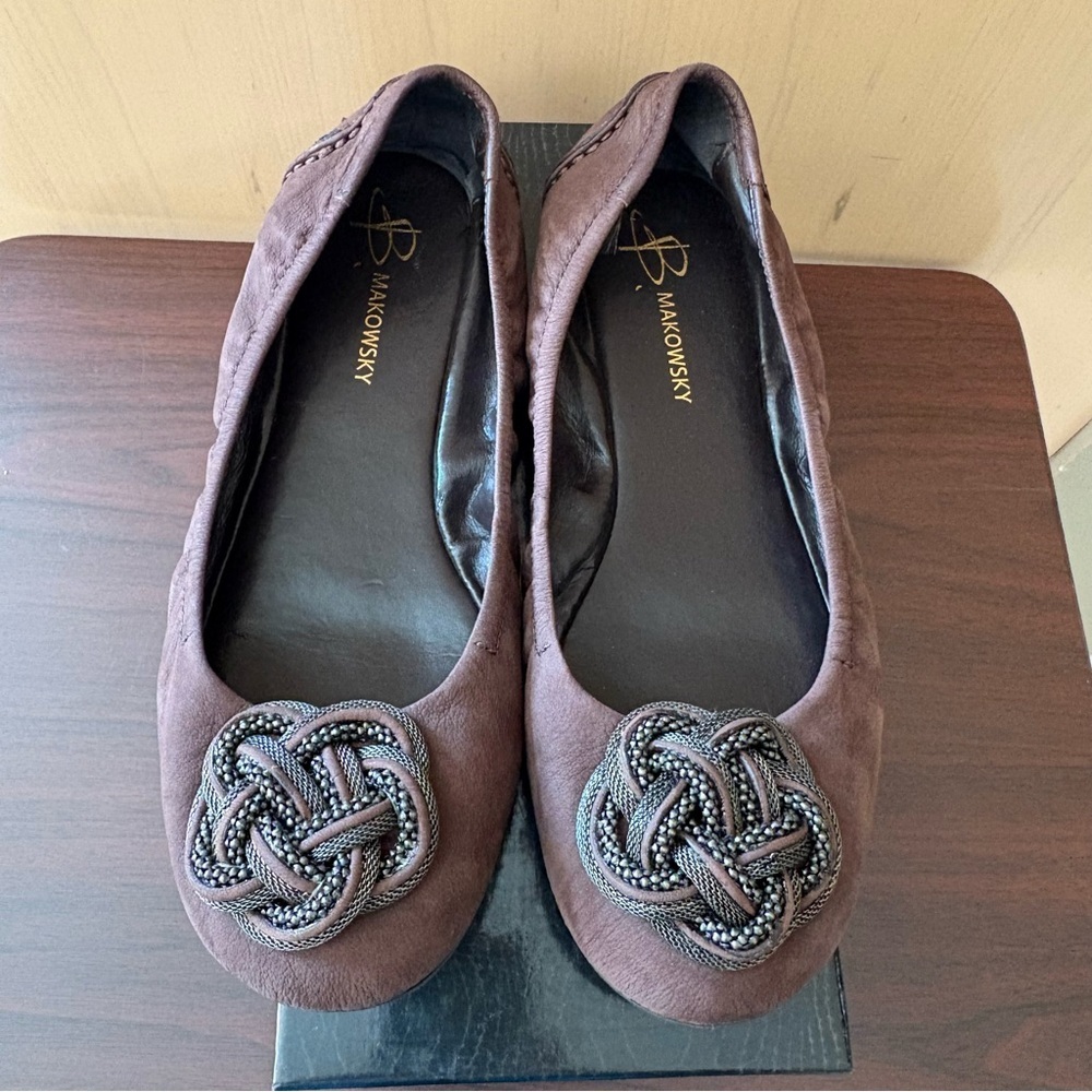 B Makowsky Elegant Brown Women's Flats with Knot Detail Sz. 8.5 W - Picture 6 of 8
